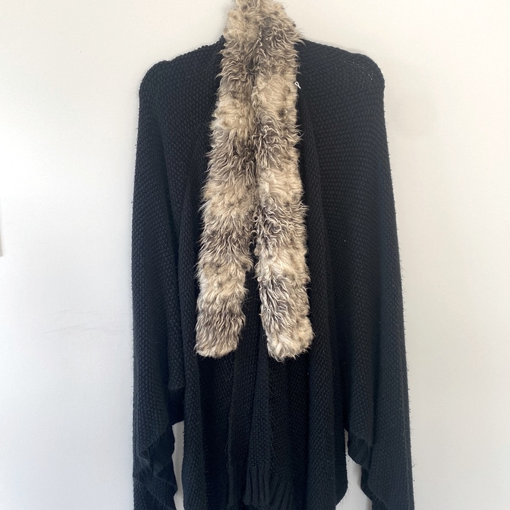 BLACK PONCHO WITH FUR